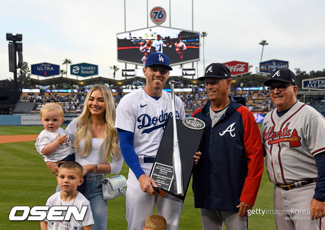 [사진] 다저스 프레디 프리먼(가운데)이 2021 실버슬러거상을 받은 뒤 애틀랜타 브라이언 스닛커 감독, 케빈 사이처 타격코치와 포즈를 취하고 있다. ⓒGettyimages(무단전재 및 재배포 금지)