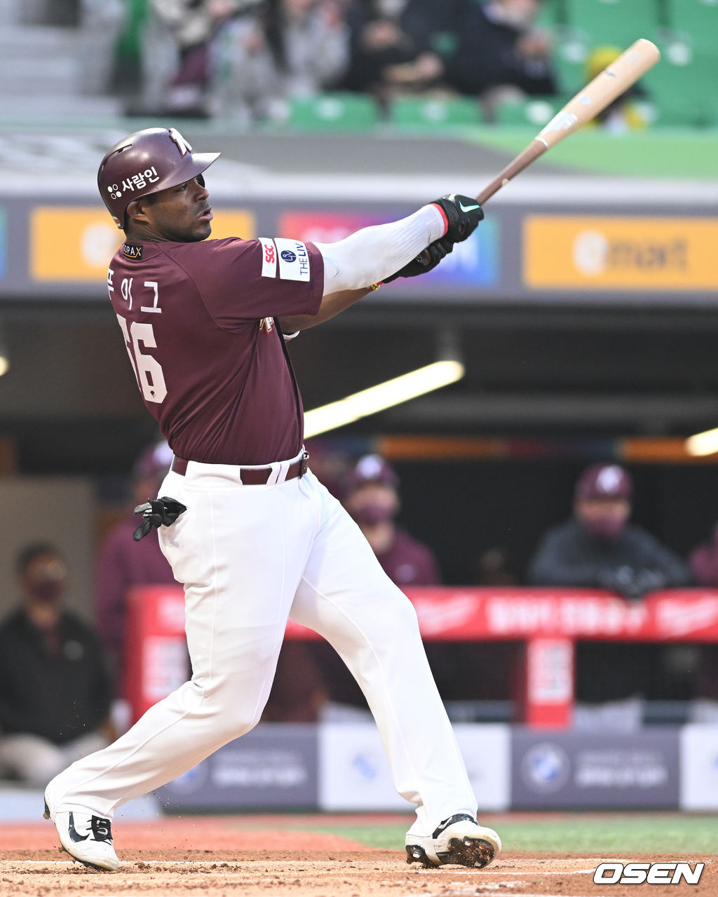 2회초 무사 선두타자로 나선 키움 푸이그가 선제 좌중간 솔로포를 날리고 있다. 2022.04.19 / dreamer@osen.co.kr