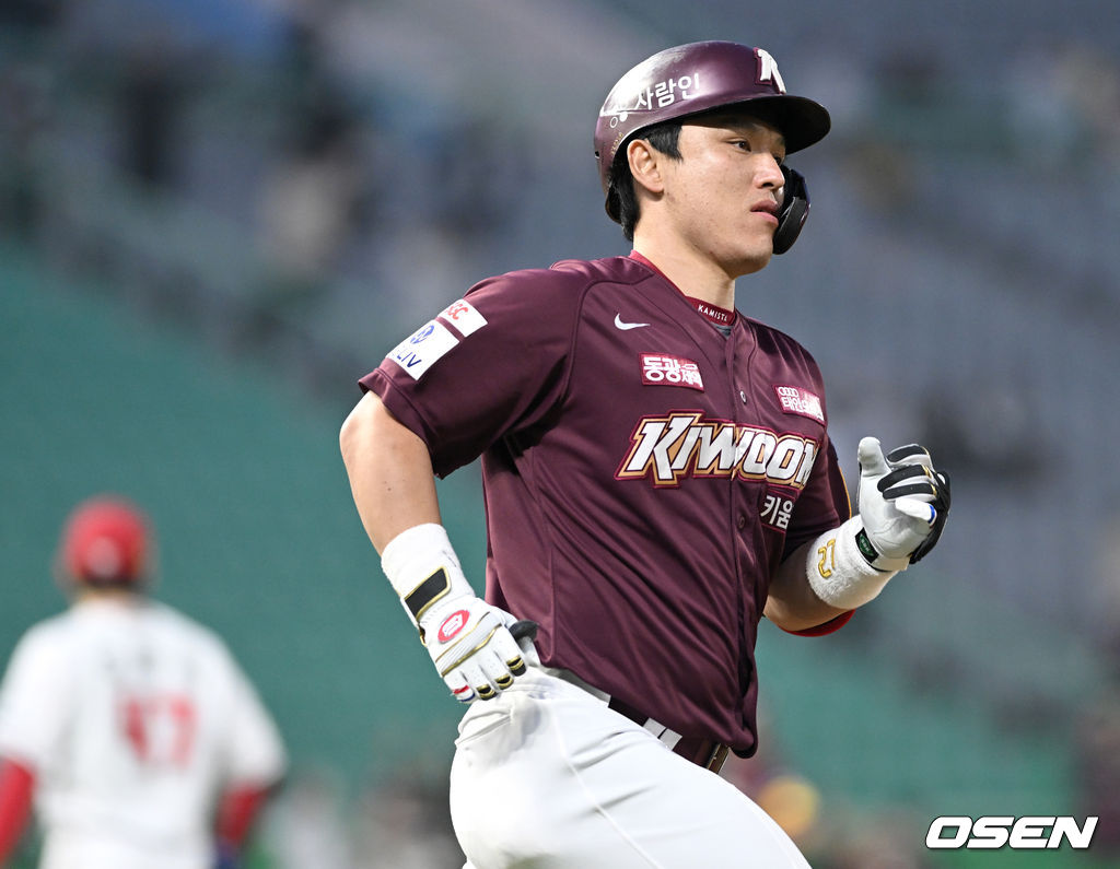 19일 오후 인천 SSG랜더스필드에서 ‘2022 신한은행 SOL KBO리그’ SSG 랜더스와 키움 히어로즈의 경기가 열렸다.3회초 2사 만루 상황 키움 박동원이 달아나는 좌월 만루포를 날리고 그라운드를 돌고 있다. 2022.04.19 / dreamer@osen.co.kr
