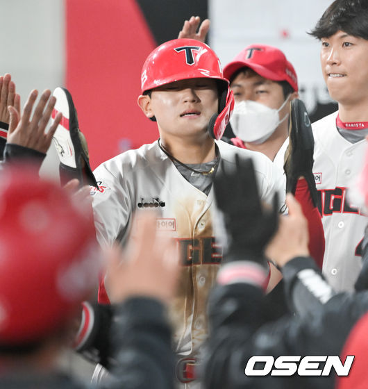 19일 광주기아챔피언스필드에서 ‘2022 신한은행 SOL KBO리그’ KIA 타이거즈와 두산 베어스의 경기가 진행됐다. 7회말 무사 3루 KIA 류지혁의 동점 적시타때 홈을 밟은 김도영이 동료들의 축하를 받고 있다. 2022.04.19 / soul1014@osen.co.kr