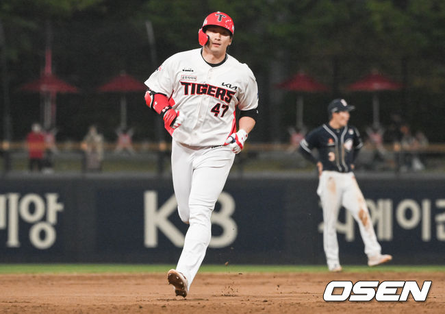 19일 광주기아챔피언스필드에서 ‘2022 신한은행 SOL KBO리그’ KIA 타이거즈와 두산 베어스의 경기가 진행됐다.6회말 KIA 선두타자 나성범이 솔로홈런을 날린뒤 베이스를 돌고 있다. 2022.04.19 / soul1014@osen.co.kr