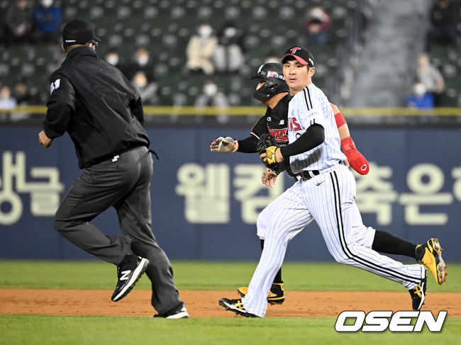 5회초 무사 1,3루에서 견제에 걸린 1루주자 KT 황재균이 LG 야수진의 실수로 2루가 비자 전력질주하고 있다. 2022.04.19 /jpnews@osen.co.kr