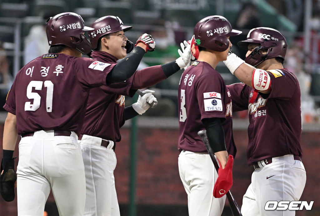 19일 오후 인천 SSG랜더스필드에서 ‘2022 신한은행 SOL KBO리그’ SSG 랜더스와 키움 히어로즈의 경기가 열렸다.3회초 2사 만루 상황 키움 박동원이 달아나는 좌월 만루포를 날리고 홈을 밟은 뒤 선행 주자들과 하이파이브를 나누고 있다. 2022.04.19 / dreamer@osen.co.kr