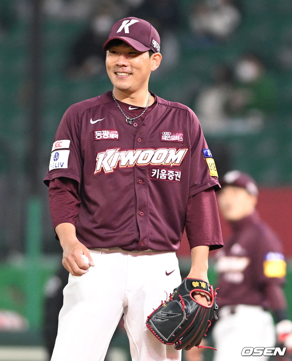 19일 오후 인천 SSG랜더스필드에서 ‘2022 신한은행 SOL KBO리그’ SSG 랜더스와 키움 히어로즈의 경기가 열렸다.5회말 무사 선두타자로 나선 SSG 이재원을 내야 땅볼로 이끈 키움 선발 정찬헌이 야수들을 바라보며 미소짓고 있다. 2022.04.19 / dreamer@osen.co.kr