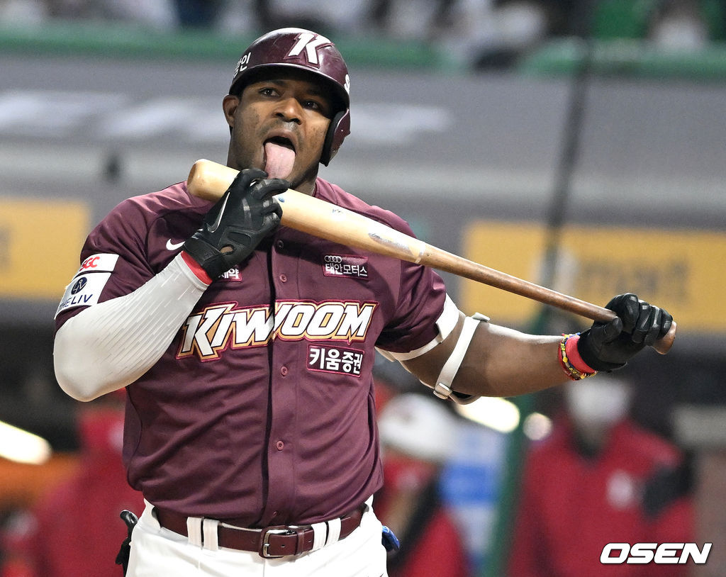 19일 오후 인천 SSG랜더스필드에서 ‘2022 신한은행 SOL KBO리그’ SSG 랜더스와 키움 히어로즈의 경기가 열렸다.5회초 2사 주자없는 상황 키움 푸이그가 타격을 준비하며 배트를 핥고 있다. 2022.04.19 / dreamer@osen.co.kr