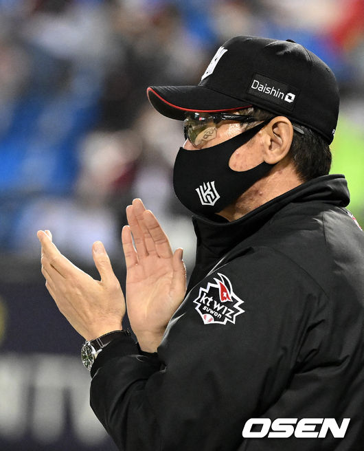 경기를 마치고 KT 이강철 감독이 승리를 기뻐하고 있다. 2022.04.19 /jpnews@osen.co.kr