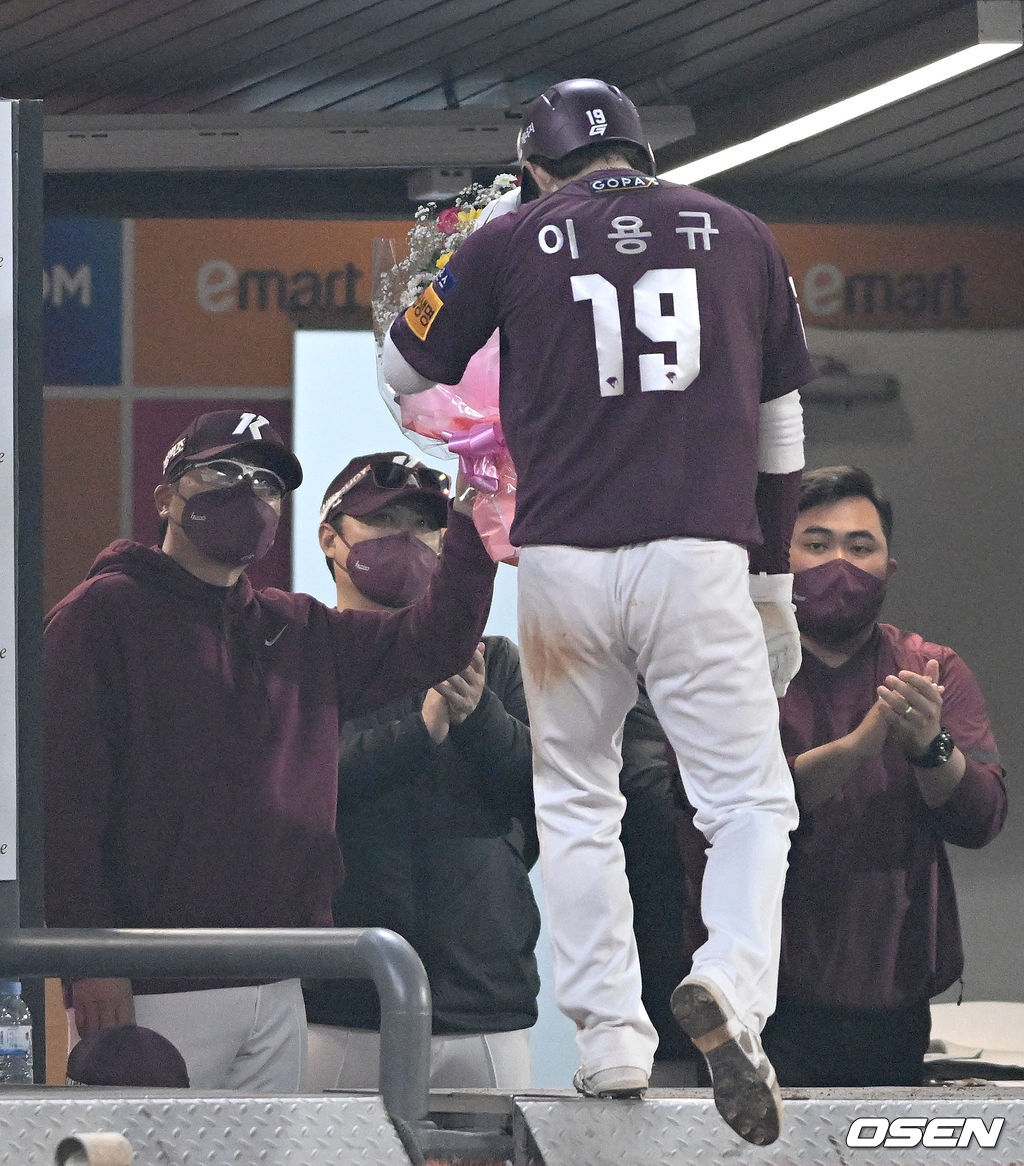 19일 오후 인천 SSG랜더스필드에서 ‘2022 신한은행 SOL KBO리그’ SSG 랜더스와 키움 히어로즈의 경기가 열렸다.9회초 2사 2루 상황 키움 김혜성의 적시타 때 홈을 밟은 주자 이용규가 홍원기 감독에게 개인통산 2000안타 기록을 축하하는 꽃다발을 받고 있다.  2022.04.19 / dreamer@osen.co.kr