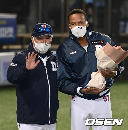 2021시즌 역대 최다 탈삼진을 기록한 두산 미란다가 김태형 감독의 축하를 받으며 기념촬영을 하고 있다. 2021.10.24 /sunday@osen.co.kr
