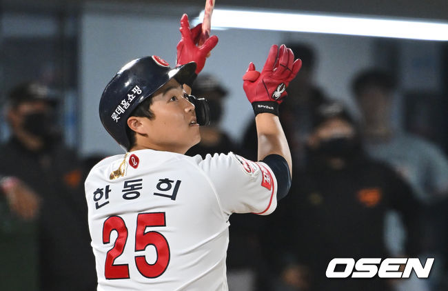 롯데 자이언츠 한동희가 4회말 우월 솔로 홈런을 치고 있다. 2022.04.19 / foto0307@osen.co.kr