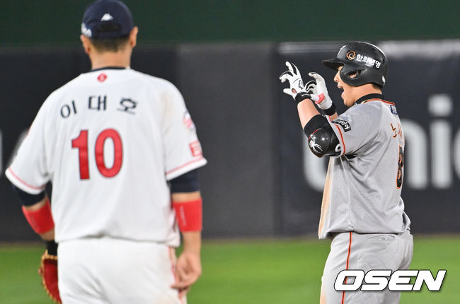 한화 노시환이 6회초 2루타를 치고 세리머니를 하고 있다. 그 모습을 바라보고 있는 롯데 이대호(왼쪽). 2022.04.19 / foto0307@osen.co.kr