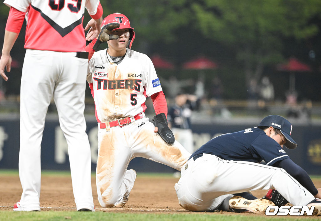 19일 광주기아챔피언스필드에서 ‘2022 신한은행 SOL KBO리그’ KIA 타이거즈와 두산 베어스의 경기가 진행됐다.7회말 1사 1루 KIA 류지혁의 타석 폭투때 1루 주자 김도영이 3루에서 세이프된뒤 타임요청하고 있다.  2022.04.19 / soul1014@osen.co.kr