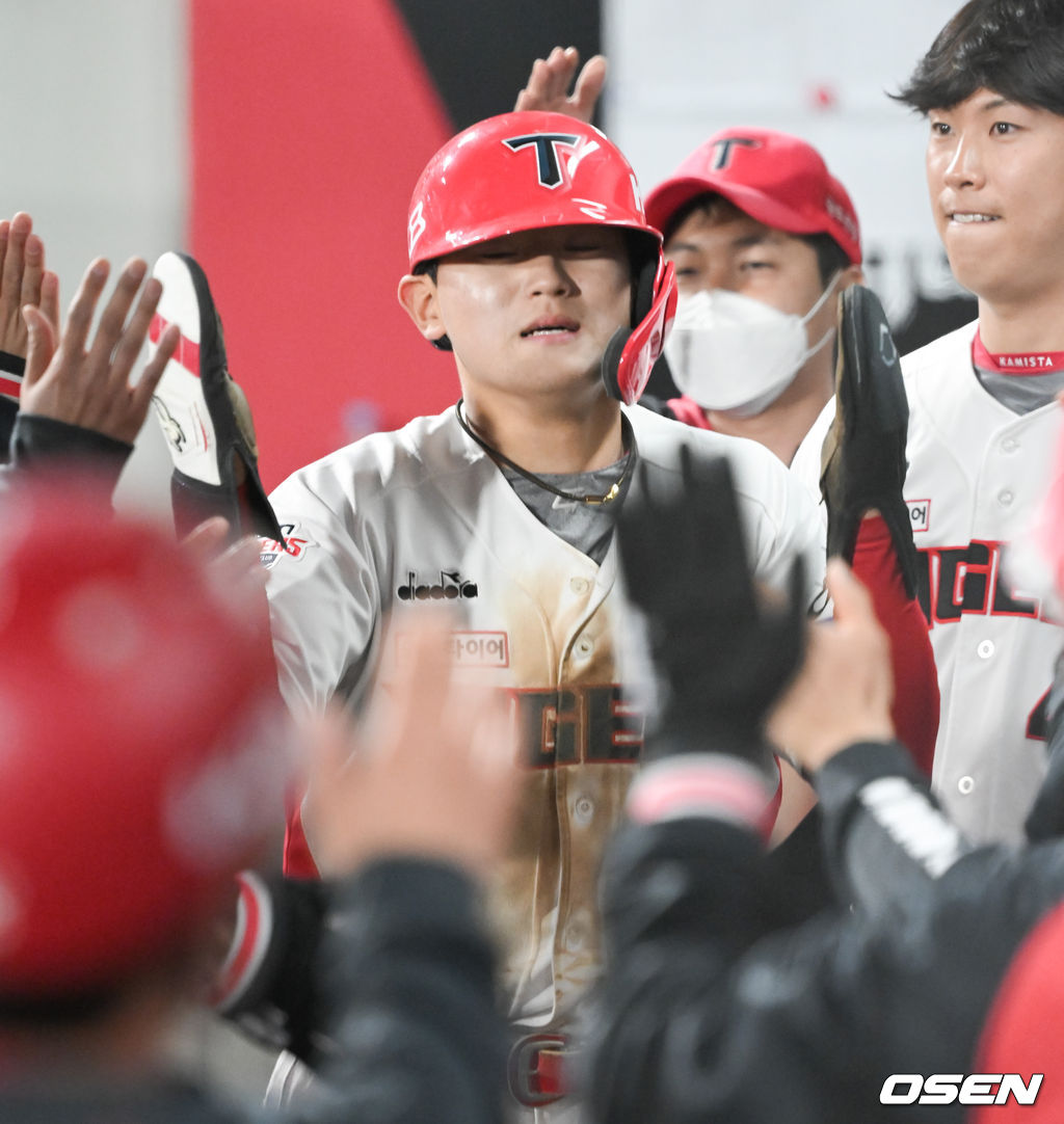 19일 광주기아챔피언스필드에서 ‘2022 신한은행 SOL KBO리그’ KIA 타이거즈와 두산 베어스의 경기가 진행됐다.7회말 무사 3루 KIA 류지혁의 동점 적시타때 홈을 밟은 김도영이 동료들의 축하를 받고 있다.  2022.04.19 / soul1014@osen.co.kr