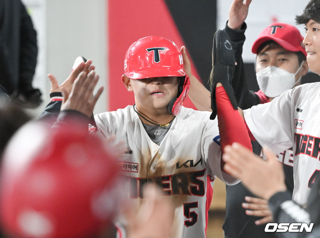 19일 광주기아챔피언스필드에서 ‘2022 신한은행 SOL KBO리그’ KIA 타이거즈와 두산 베어스의 경기가 진행됐다.7회말 무사 3루 KIA 류지혁의 동점 적시타때 홈을 밟은 김도영이 동료들의 축하를 받고 있다.   2022.04.19 / soul1014@osen.co.kr