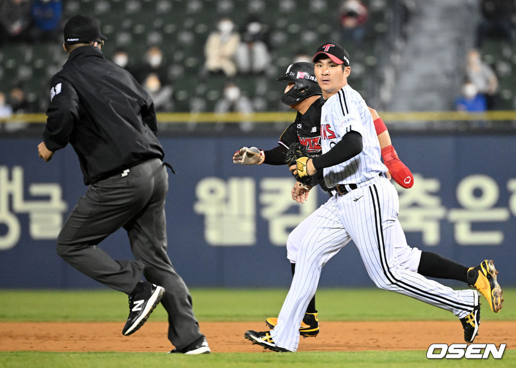 5회초 무사 1,3루에서 견제에 걸린 1루주자 KT 황재균이 LG 야수진의 실수로 2루가 비자 전력질주하고 있다. LG 유격수는 오지환. 2022.04.19 /jpnews@osen.co.kr