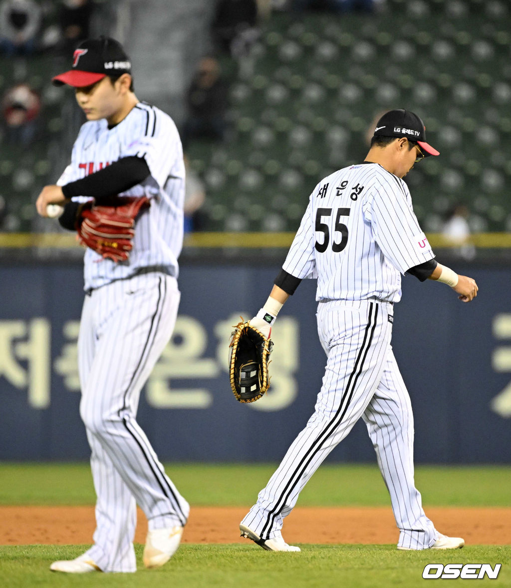 5회초 무사 1,3루에서 LG 채은성이 런다운에 걸린 KT 황재균에 백업 플레이 실수를 범하며 아쉬워하고 있다. 2022.04.19 /jpnews@osen.co.kr