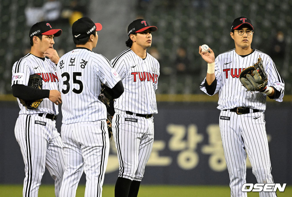 5회초 1사 2,3루에서 LG 내야진이 투수 교체에 한데 모여 이야기를 나누고 있다. 2022.04.19 /jpnews@osen.co.kr