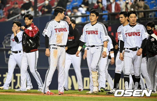 19일 KT와 경기를 마치고 LG 선수들이 패배를 아쉬워하고 있다. 2022.04.19 /jpnews@osen.co.kr