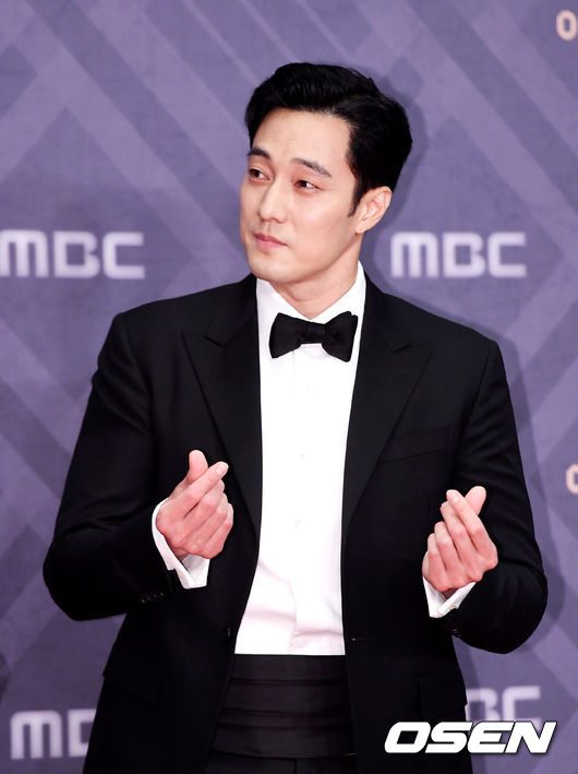 배우 소지섭이 30일 오후 서울 상암동 MBC에서 열린 '2018 MBC 연기대상' 시상식에 참석해 포토타임을 하고 있다 . /jpnews@osen.co.kr