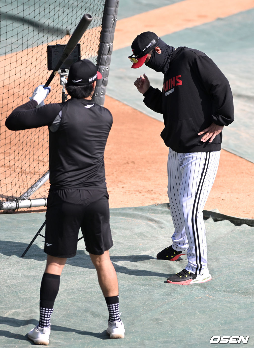 LG 이호준 코치(오른쪽)가 외국인타자 루이즈의 타격 훈련을 지도하고 있다. 2022.04.20 / dreamer@osen.co.kr