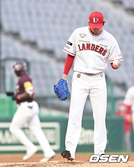 19일 오후 인천 SSG랜더스필드에서 ‘2022 신한은행 SOL KBO리그’ SSG 랜더스와 키움 히어로즈의 경기가 열렸다.2회초 무사 선두타자로 나선 키움 푸이그에게 좌중간 솔로포를 내준 SSG 선발 오원석이 마운드를 고르고 있다. 2022.04.19 / dreamer@osen.co.kr