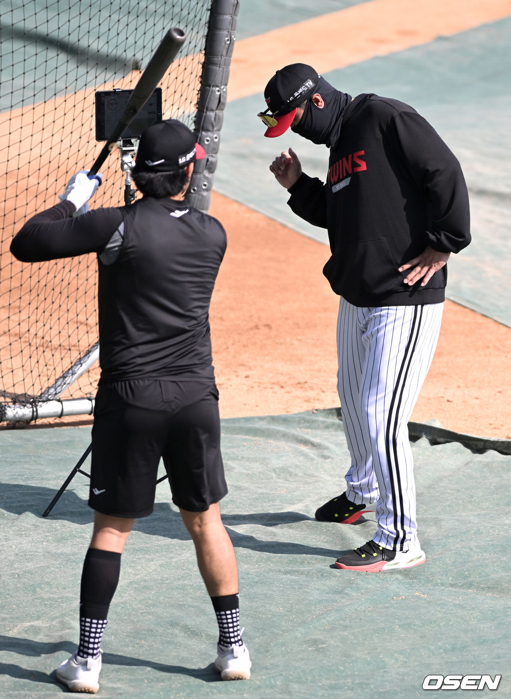 LG 이호준 코치(오른쪽)가 외국인타자 루이즈의 타격 훈련을 지도하고 있다. 2022.04.20 / dreamer@osen.co.kr