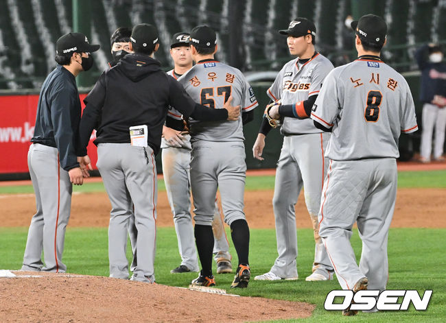 한화 이글스 정우람이 자진 강판을 신청해 마운드를 내려가고 있다. 2022.04.19 / foto0307@osen.co.kr