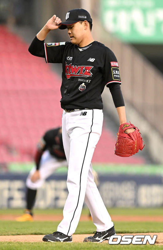 1회말 무사 2, 3루 상황 KT 선발 소형준이 LG 김현수에게 볼넷을 내준 뒤 아쉬워하고 있다. 2022.04.20 / dreamer@osen.co.kr