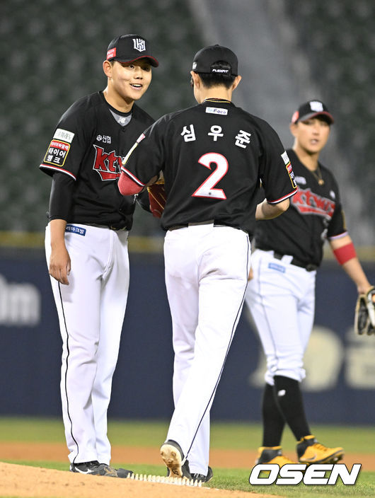 7회말 무사 선두타자로 나선 LG 문보경의 땅볼 타구 때 KT 유격수 심우준이 타구를 낚아채 1루로 송구해 아웃시켰다. 심우준에게 감사 인사를 전하는 선발 소형준. 2022.04.20 / dreamer@osen.co.kr