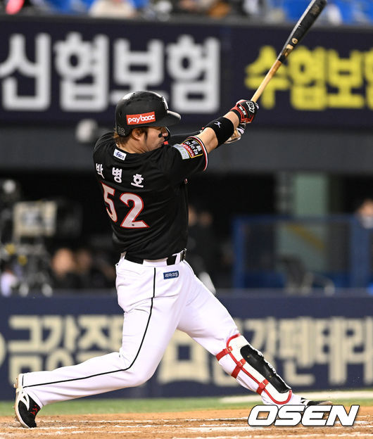 7회초 무사 선두타자로 나선 KT 박병호가 다시 앞서가는 좌월 솔로포를 날리고 있다. 2022.04.20 / dreamer@osen.co.kr