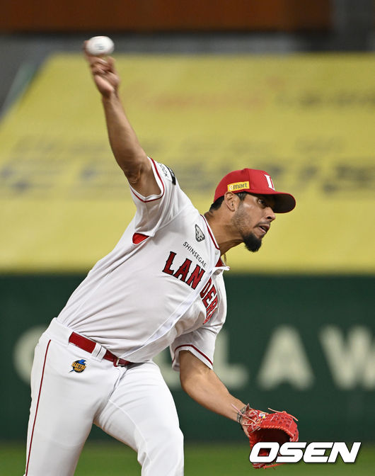 20일 오후 인천 인천 SSG랜더스필드에서 2022 신한은행 SOL KBO리그 SSG 랜더스와 키움 히어로즈의 경기가 열렸다.5회초 무사에서 SSG 선발투수 폰트가 역투하고 있다. 2022.04.20 /sunday@osen.co.kr