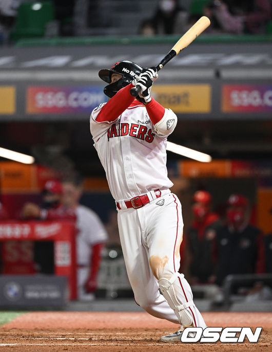 20일 오후 인천 인천 SSG랜더스필드에서 2022 신한은행 SOL KBO리그 SSG 랜더스와 키움 히어로즈의 경기가 열렸다.7회말 1사 2루에서 SSG 김성현이 우중간 적시 2루타를 치고 있다. 2022.04.20 /sunday@osen.co.kr