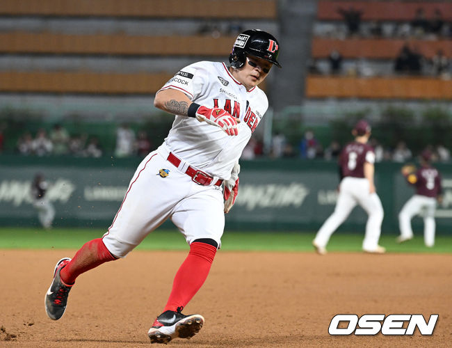 20일 오후 인천 인천 SSG랜더스필드에서 2022 신한은행 SOL KBO리그 SSG 랜더스와 키움 히어로즈의 경기가 열렸다.7회말 1사 2루에서 SSG 김성현의 우중간 적시 2루타 때 2루주자 추신수가 홈으로 쇄도하고 있다. 2022.04.20 /sunday@osen.co.kr