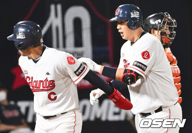 롯데 자이언츠 이대호가 5회말 무사 1루 좌월 투런 홈런을 치고 세리머니를 하고 있다. 2022.04.20 / foto0307@osen.co.kr