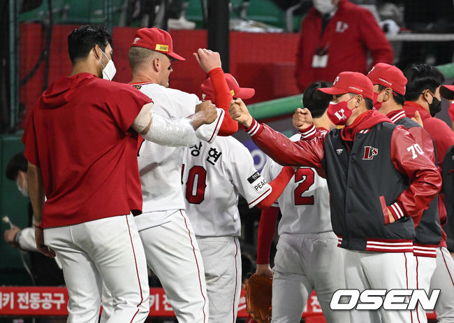 SSG 랜더스가 키움 히어로즈와 2차전에서 1차전 패배를 설욕했다.SSG는 20일 인천SSG랜더스필드에서 열린 2022 신한은행 SOL KBO리그 키움 히어로즈와 시즌 2차전에서 6-1 승리를 거뒀다. SSG는 이날 키움 강속구 투수 안우진을 공략하면서 전날(19일) 1차전 5-8 패배를 설욕했다.경기 종료 후 SSG 김원형 감독이 폰트와 승리의 기쁨을 나누고 있다. 2022.04.20 /sunday@osen.co.kr