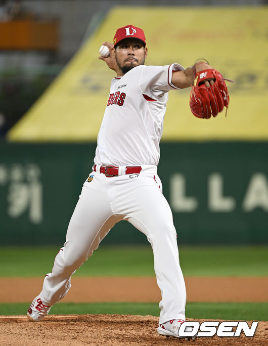 20일 오후 인천 인천 SSG랜더스필드에서 2022 신한은행 SOL KBO리그 SSG 랜더스와 키움 히어로즈의 경기가 열렸다.5회초 무사에서 SSG 선발투수 폰트가 역투하고 있다. 2022.04.20 /sunday@osen.co.kr