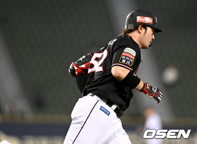 7회초 무사 선두타자로 나선 KT 박병호가 다시 앞서가는 좌월 솔로포를 날리고 그라운드를 돌고 있다. 2022.04.20 / dreamer@osen.co.kr