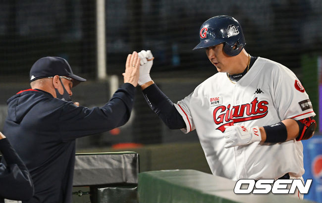 롯데 자이언츠 이대호가 5회말 무사 1루 좌월 투런 홈런을 치고 세리머니를 하고 있다. 2022.04.20 / foto0307@osen.co.kr