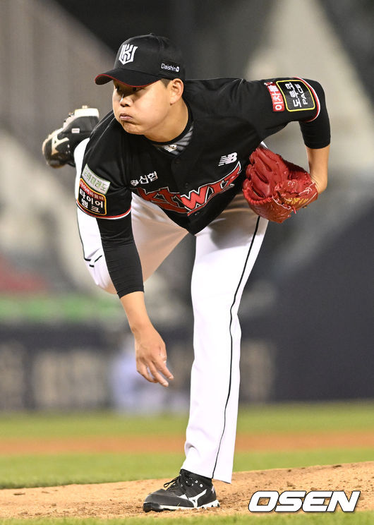 4회말 LG 타선을 상대로 KT 선발 소형준이 힘차게 공을 뿌리고 있다. 2022.04.20 / dreamer@osen.co.kr