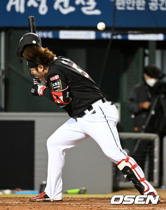 8일 한화 이글스와 KT 위즈의 경기가 열렸다. 4회초 1사 2,3루에서 한화 김민우의 투구가 KT 박병호의 머리로 향하고 있다. 김민우는 헤드샷 퇴장. 박병호는 교체됐다. 2022.04.08 /jpnews@osen.co.kr