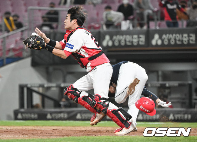 9회초 무사 2루 두산 김재호의 희생번트실패때 김민식 포수가 번트타구를 포구하고 있다. 2022.04.20 / soul1014@osen.co.kr