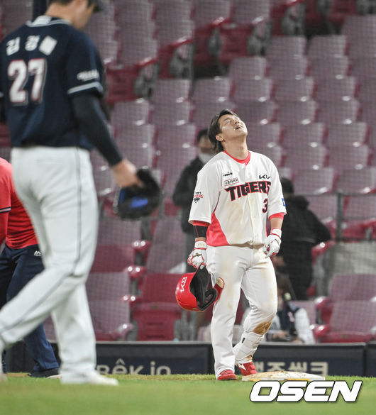 20일 광주기아챔피언스필드에서 '2022 신한은행 SOL KBO리그' KIA 타이거즈와 두산 베어스의 경기가 진행됐다.8회말 1사 만루 KIA 김선빈이 병살타로 아웃된뒤 아쉬워하고 있다. 2022.04.20 / soul1014@osen.co.kr