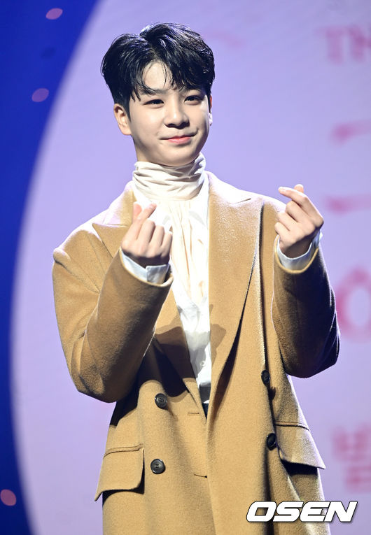 가수 정동원이 무대를 앞두고 포토타임을 하고 있다. 2021.11.17 / dreamer@osen.co.kr