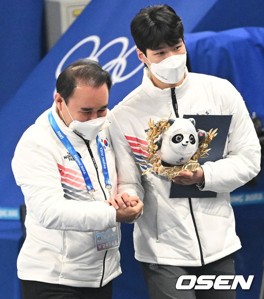 황대헌(23, 강원도청)이 드디어 금메달을 획득했다.황대헌은 9일 오후 중국 베이징 캐피털 실내경기장에서 열린 '2022베이징동계올림픽' 남자 쇼트트랙 1,500m 결승에 나서 금메달을 수확했다. 이준서(22, 한국체대), 박장혁(24, 스포츠토토)은 각각 5위, 7위를 기록했다.이는 이번 대회 대한민국 첫 쇼트트랙 금메달이다.대한민국 황대헌이 윤홍근 선수단장의 축하를 받고 있다. 2022.02.09 /jpnews@osen.co.kr