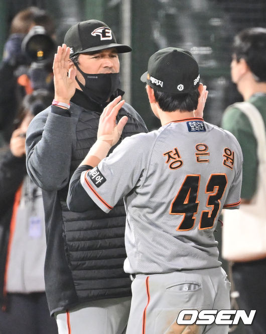 수베로 감독과 정은원 /OSEN DB