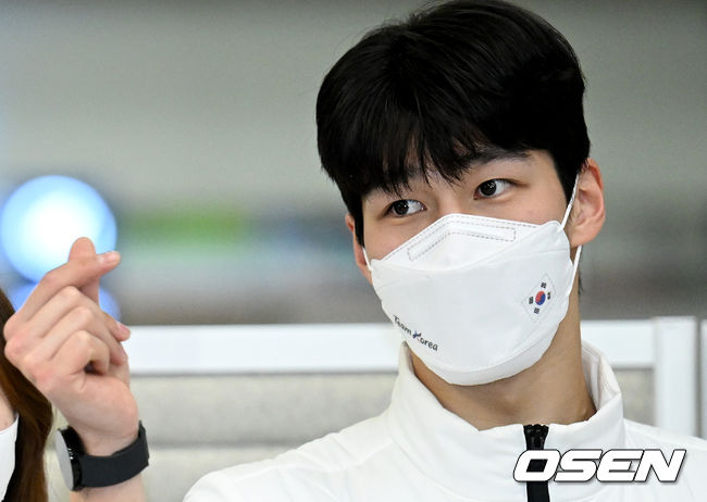 18일 오후 인천공항 제2터미널을 통해 ‘2021 베이징 올림픽’을 마친 쇼트트랙 국가대표 선수들이 귀국했다.베이징올림픽 쇼트트랙 1500m 금메달 리스트 황대헌이 팬들을 향해 포즈를 취하고 있다. 2022.02.18 /ksl0919@osen.co.kr
