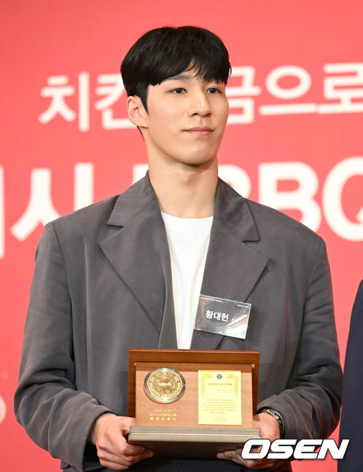 21일 오전 서울 소공동 롯데호텔 서울에서 ‘치킨연금’ 행복 전달식이 열렸다.치킨연금을 수상한 황대헌이 기념촬영을 하고 있다. 2022.04.22 /sunday@osen.co.kr