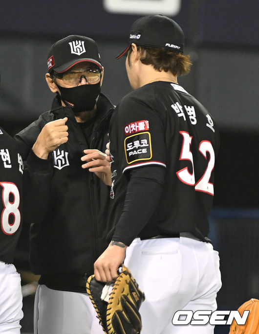 경기를 마치고 승리한 KT 이강철 감독과 박병호가 인사를 나누고 있다. 2022.04.20 / dreamer@osen.co.kr