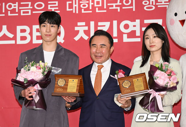 21일 오전 서울 소공동 롯데호텔 서울에서 ‘치킨연금’ 행복 전달식이 열렸다.황대헌, 윤홍근 BBQ 회장, 최민정이 기념촬영을 하고 있다. 2022.04.22 /sunday@osen.co.kr