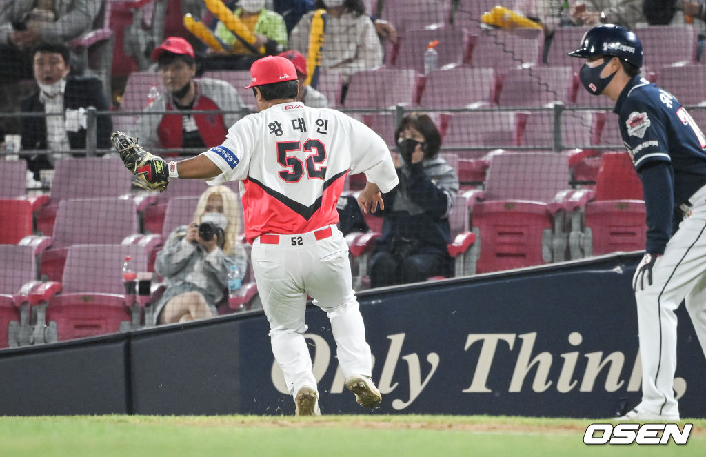 8회초 무사 1루 두산 정수빈의 타석 황대인 1루수가 견제구를 뒤로 놓치며 실책한뒤 공을 쫓아가고 있다.  2022.04.20 / soul1014@osen.co.kr