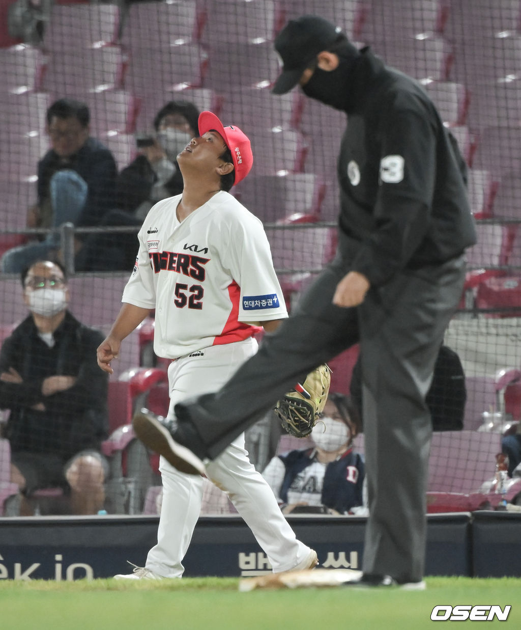 8회초 무사 1루 실책으로 2루 진루 허용한 황대인 1루수가 아쉬워하고 있다.  2022.04.20 / soul1014@osen.co.kr